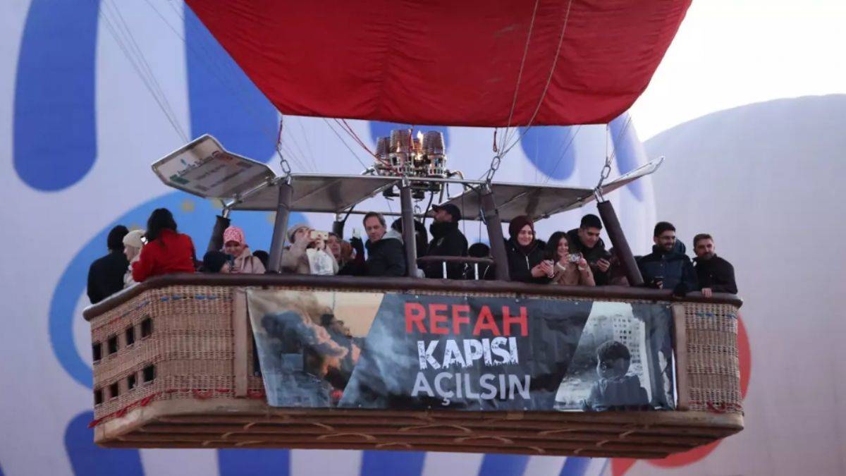 Kapadokya'daki sıcak hava balonları 'Gazze'de acil ateşkes' çağrısı afişleriyle havalandı