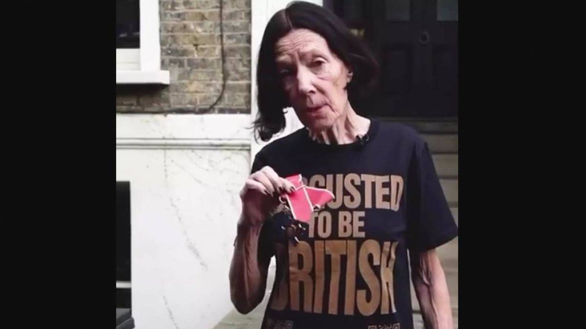 'İngiliz olmaktan tiksiniyorum' dedi, madalyasını çöpe attı