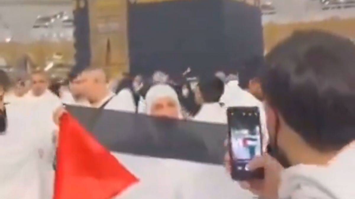 Kabe'de Filistin bayrağı açan kadına gözaltı