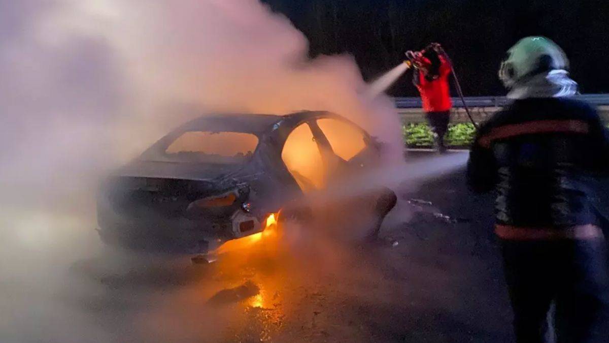 Kaza yapan otomobil cayır cayır yandı!