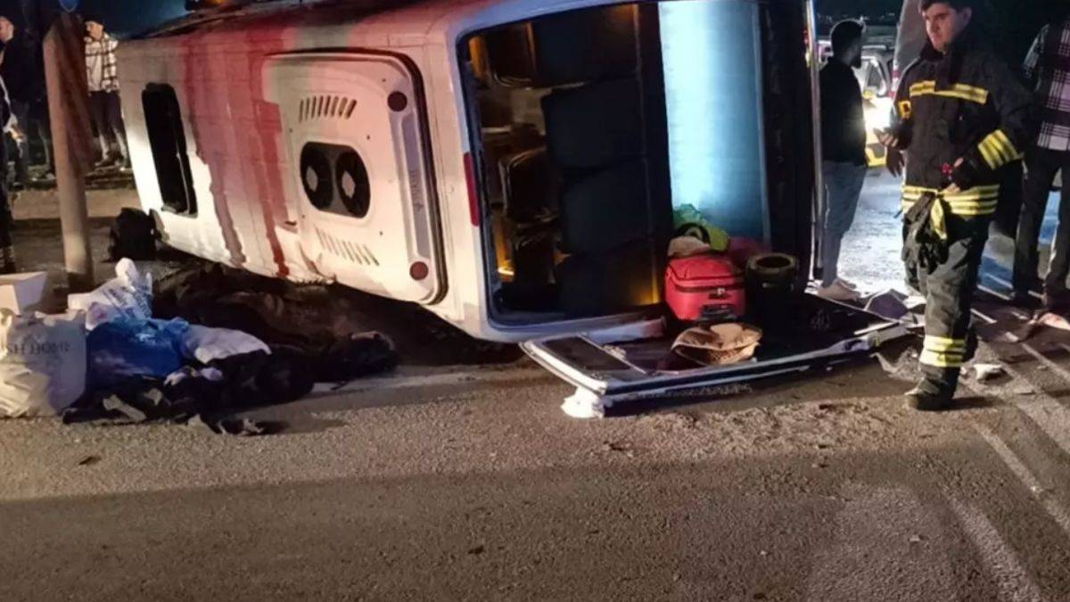 Yolcu minibüsü ile otomobil çarpıştı: 15 yaralı