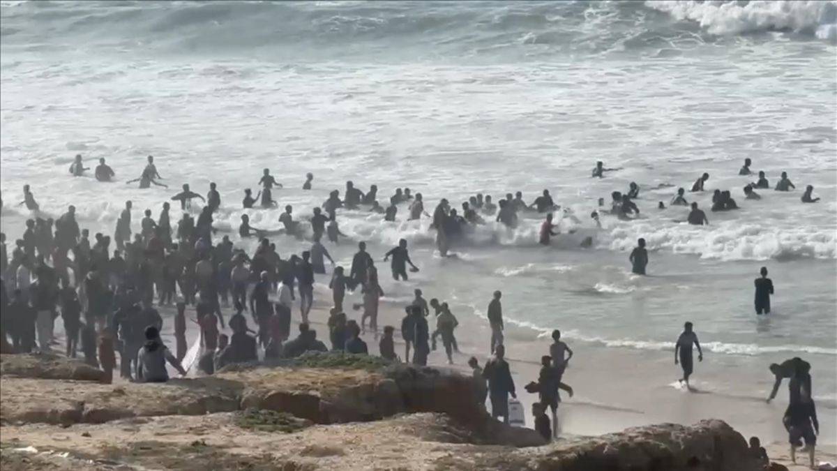 Paraşütle yardım; binlerce Filistinli Gazze sularına koştu