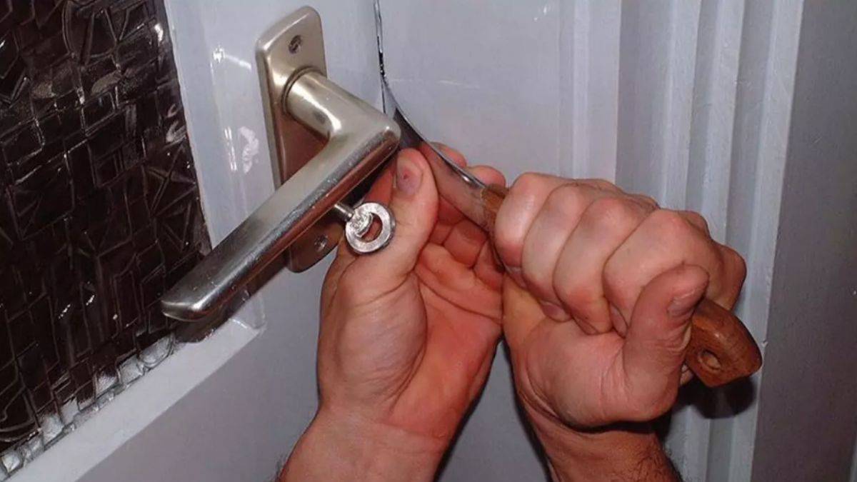 Evin tavanına sakladığı 650 bin liralık ziynet eşyası çalındı