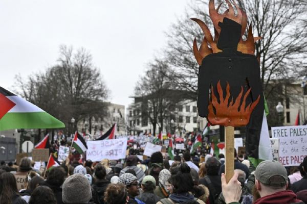İsrail'in Büyükelçiliği önünde Gazze'deki saldırılar için protesto!