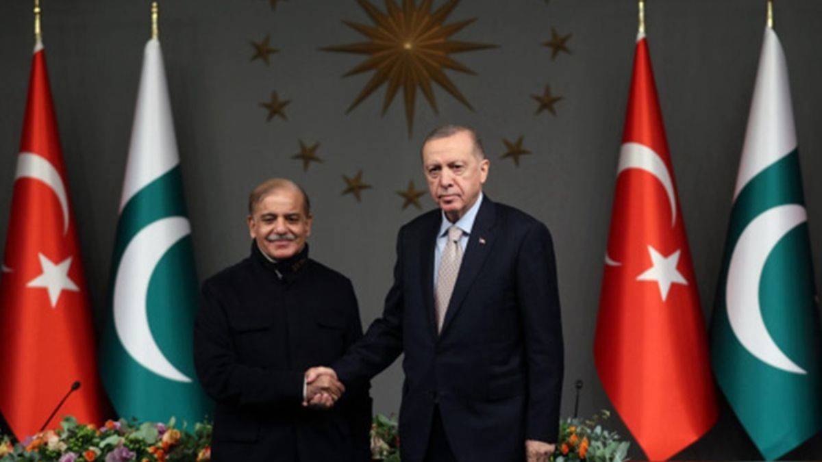 Pakistan'da eski başbakan yeniden iktidarda