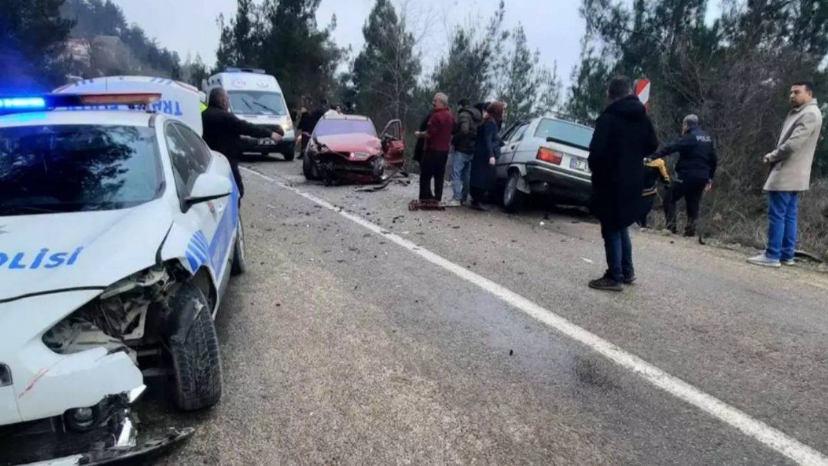 ''Dur'' ihtarına uymayarak kaçan araç polis aracına çarptı! 1'i polis, 3 kişi yaralandı