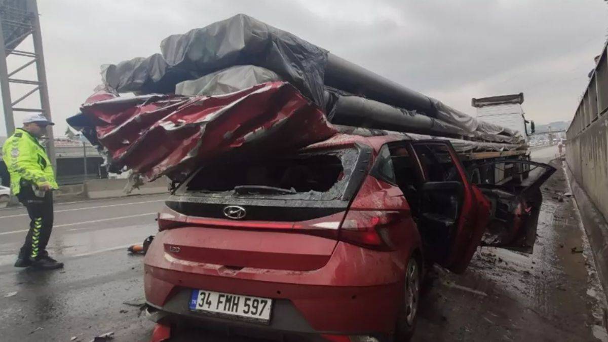 Otomobil, demir yüklü tıra çarptı: 1 ölü