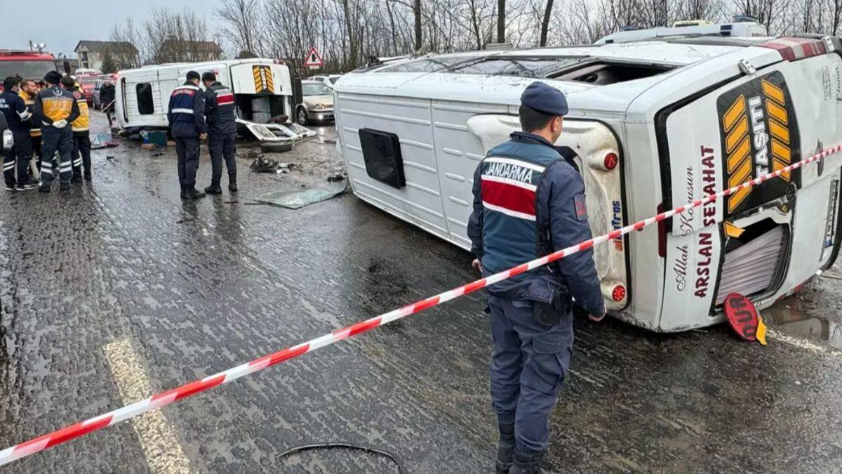 İki işçi servisi çarpıştı! 1 kişi öldü, 27 kişi yaralandı