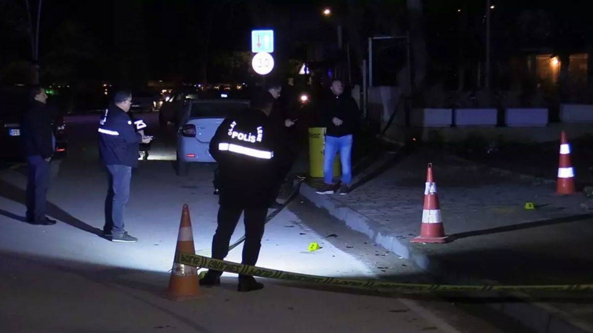 Tartışma, bıçaklı ve silahlı kavgaya dönüştü: 2 kişi yaralandı