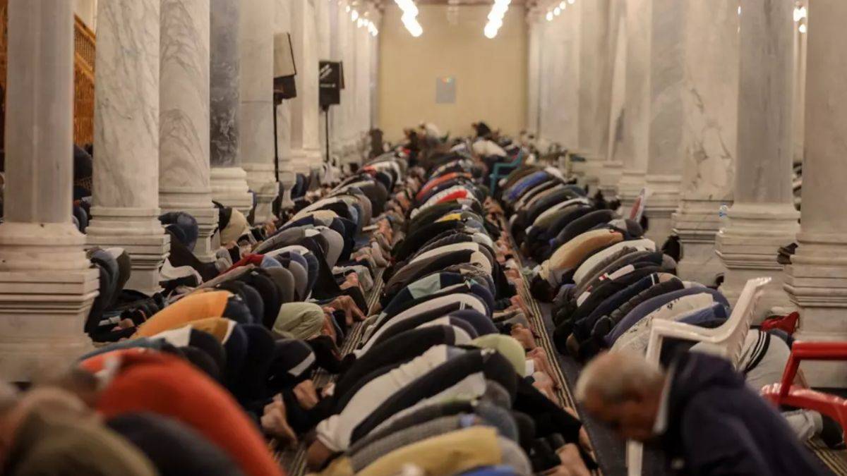 Dünyada ilk teravih namazları kılındı