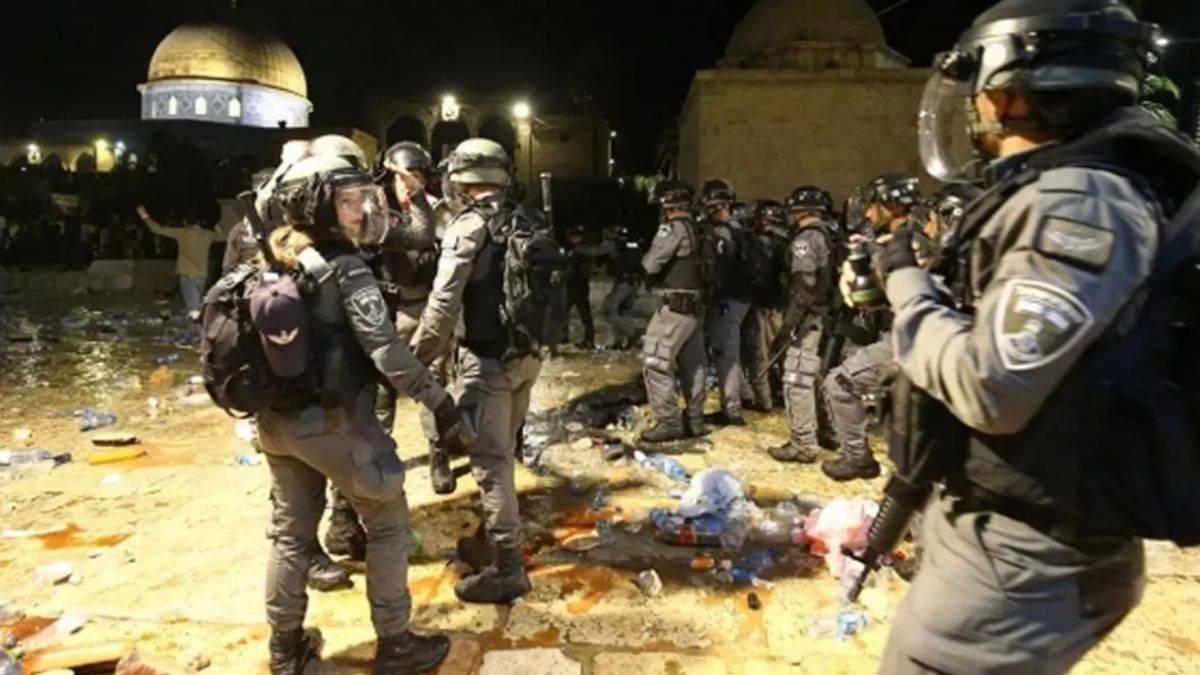 Mescid-i Aksa'da kanlı teravih! İsrail polisi Filistinlilere coplarla saldırdı