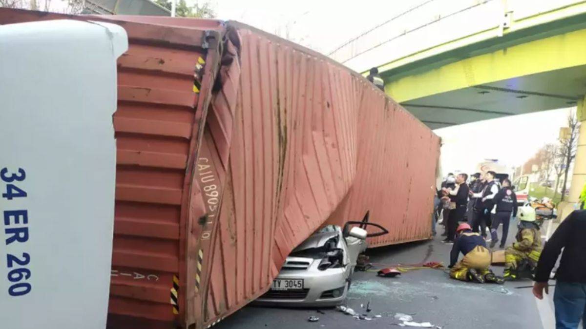 Üst geçide çarpıp devrilen TIR otomobili ezdi: 4 ölü