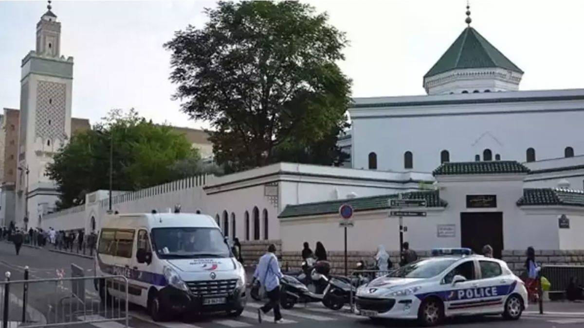 Fransa'da camiye ırkçı saldırı! Teravih öncesi yüzkarası anlar...