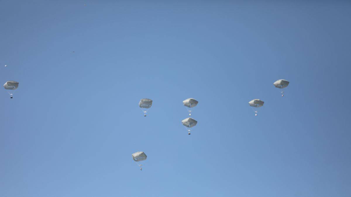 Gazze'ye havadan yardım atarken İsrail'e de silah veren ülkeler