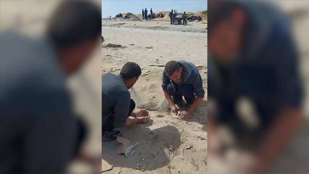 Gazzeli babalar, çocuklarını doyurmak için kumda yiyecek toplamaya çalışıyor