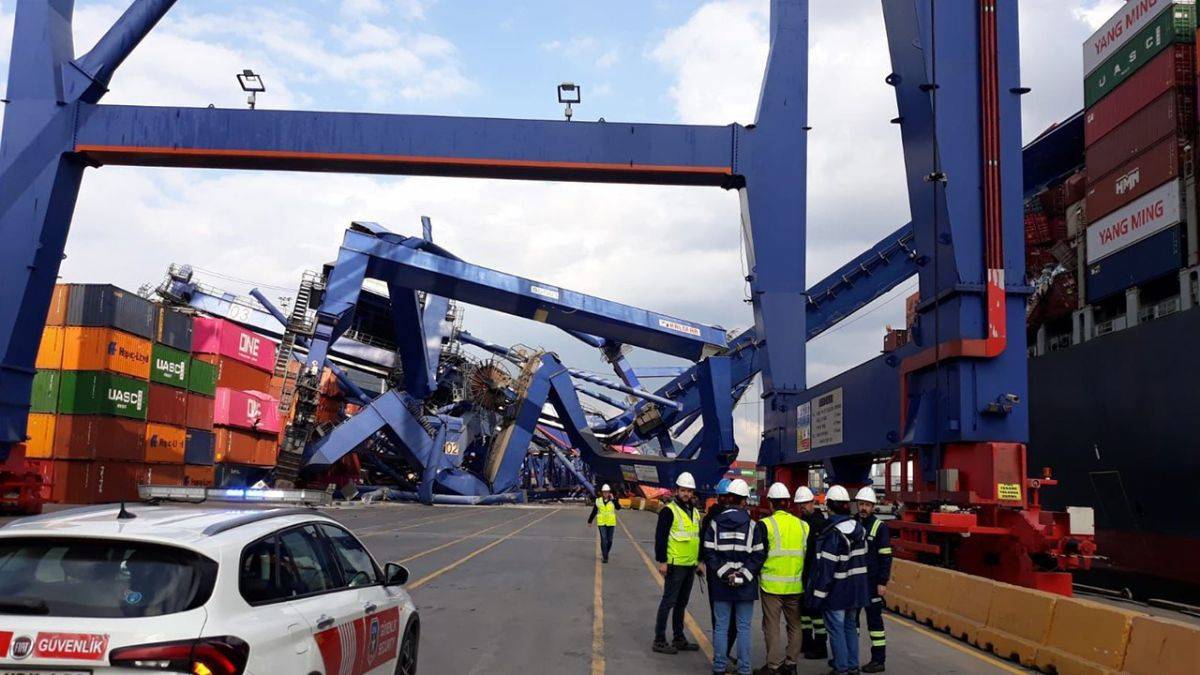 Kocaeli'de gemi limana çarptı, 3 vinç devrildi