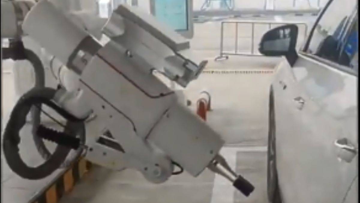 Çin'deki bir akaryakıt istasyonunda yakıt dolduran robot hizmete alındı