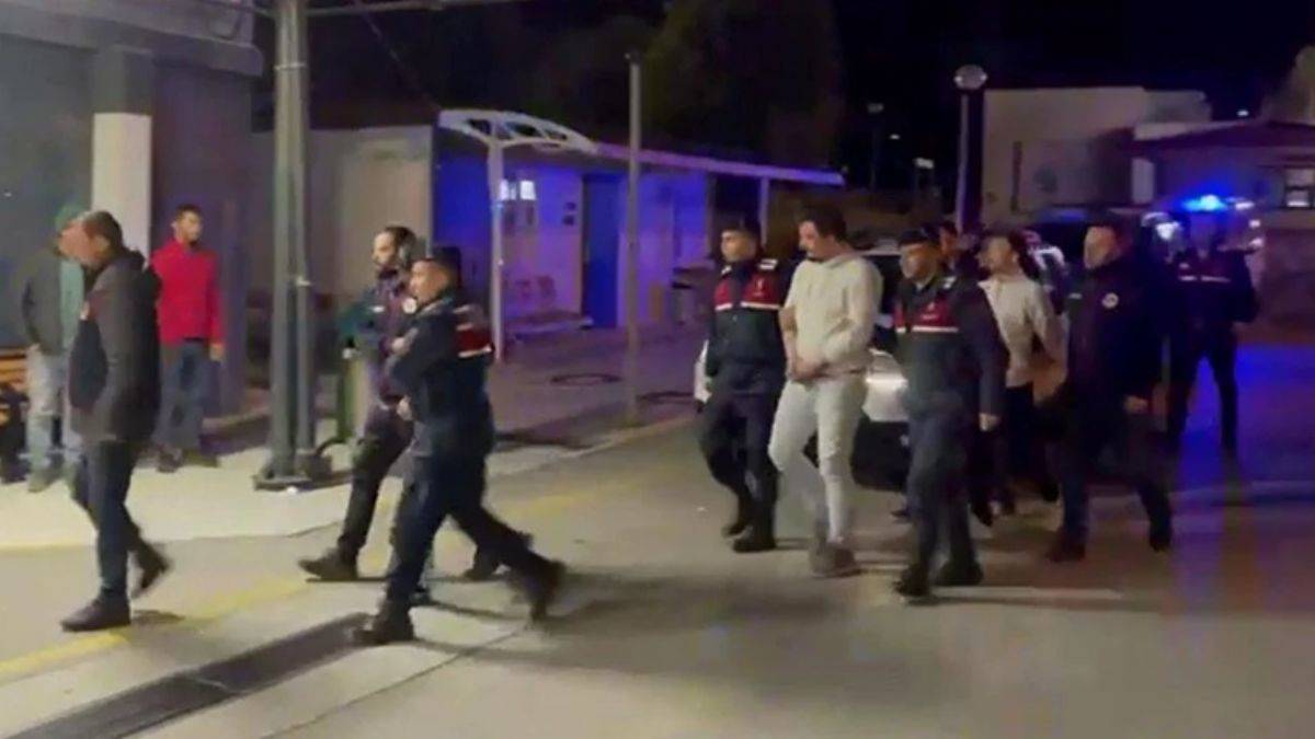 Kendilerini 'Jandarma' olarak tanıtarak 900 bin lira dolandırdılar