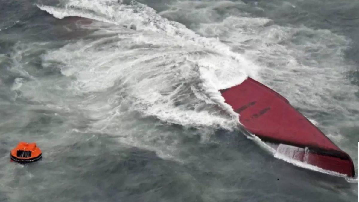 Kimyasal madde yüklü gemi Japonya açıklarında alabora oldu