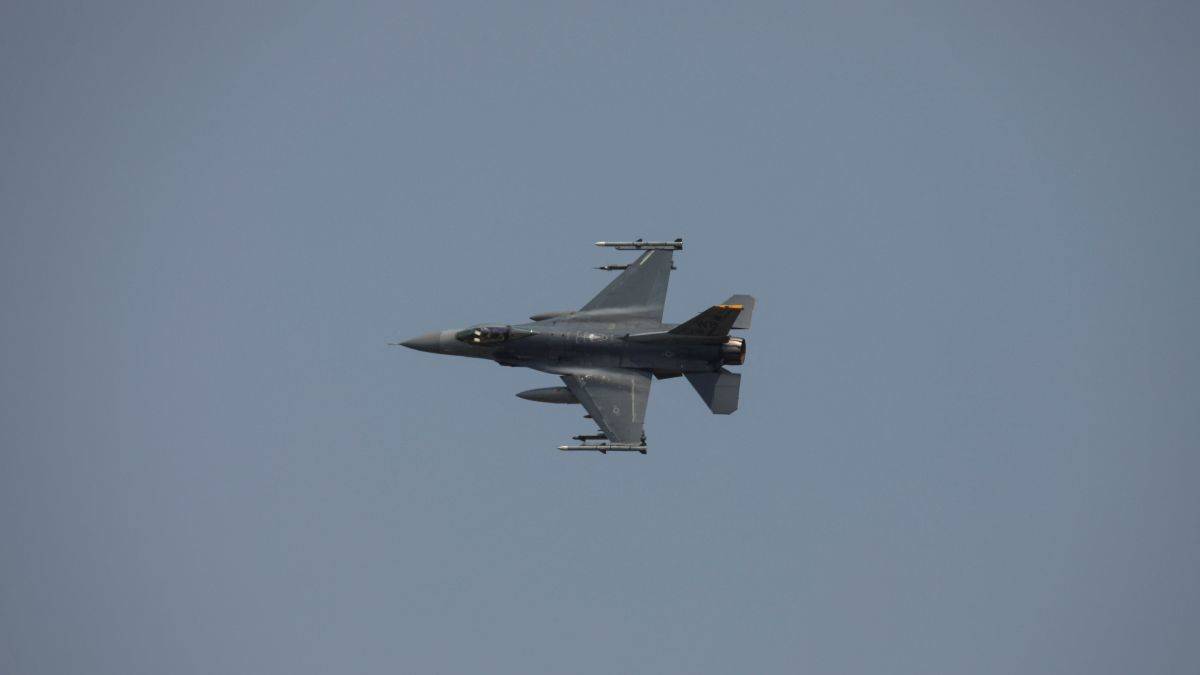 Yunanistan'a ait F-16 denize düştü