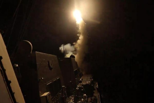 İngiltere, Yemen açıklarında bir gemiyi vurdu