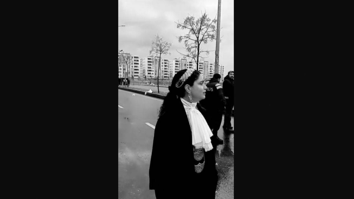 Nevrozda polis kontrol noktasını şarkı söyleyerek geçti