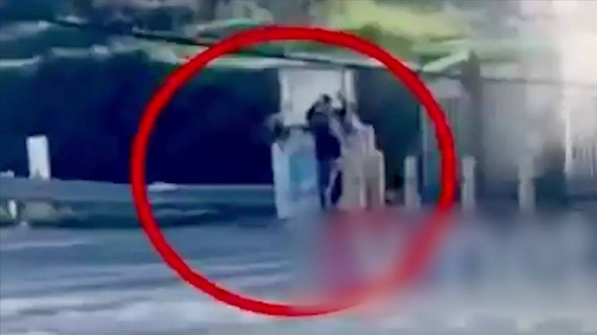 İsrail askerinin elleri havada yaşlı bir Filistinliyi öldürdüğü ortaya çıktı