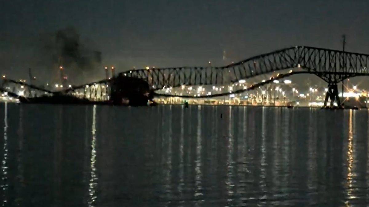 Dev köprü geminin çarpmasıyla sulara gömüldü