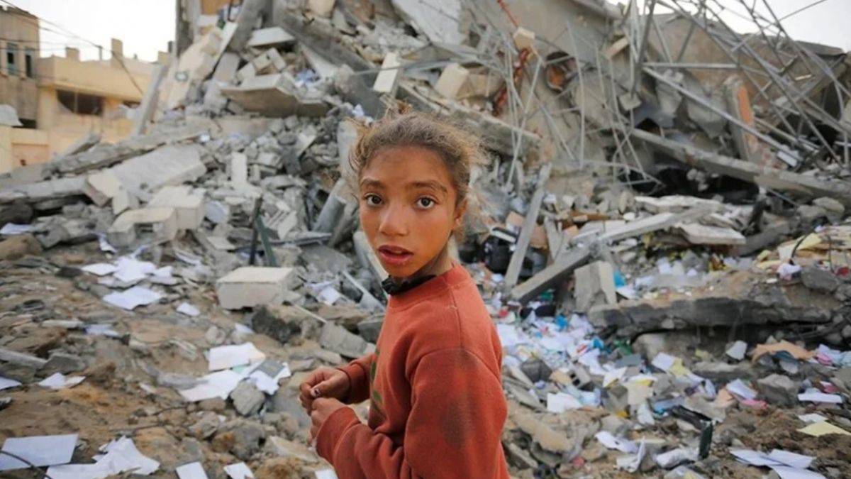 Filistinli küçük kızın kardeşine son vedası yürekleri burktu