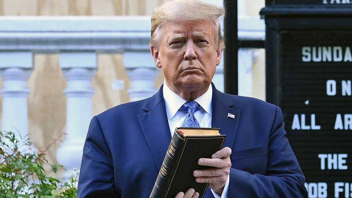 Trump: İncil satıyorum, herkes alsın