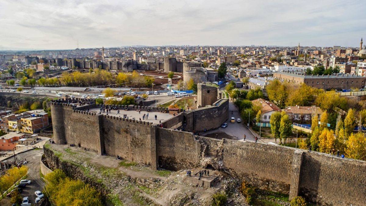 Diyarbakır Büyükşehir hangi partide? Diyarbakır Büyükşehir Belediye başkanı kimdir? Ak Parti DEM Parti CHP Diyarbakır Belediye başkan adayları