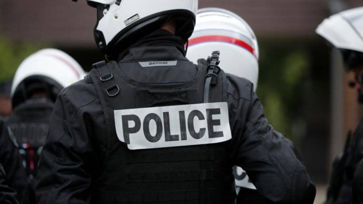Fransa'da şiddet uygulayan 2 polis açığa alındı