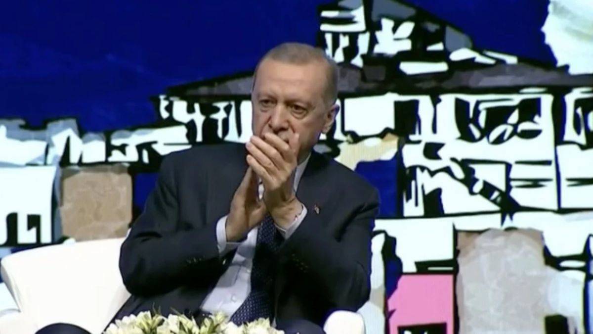 Erdoğan, gençlerle buluşmasında Ahmet Kaya şarkısında duygulandı