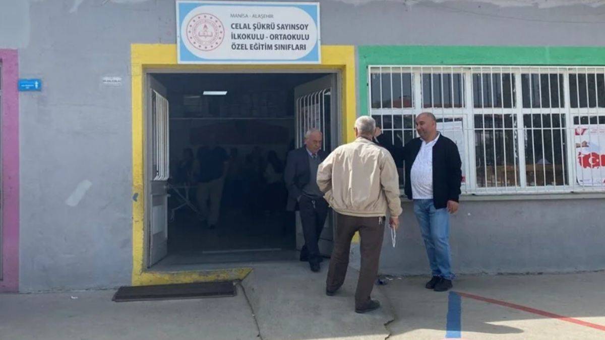 Sandık başında kalp krizinden öldü