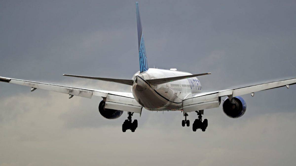 Uçak türbülansa girdi, yolcular tavana yapıştı