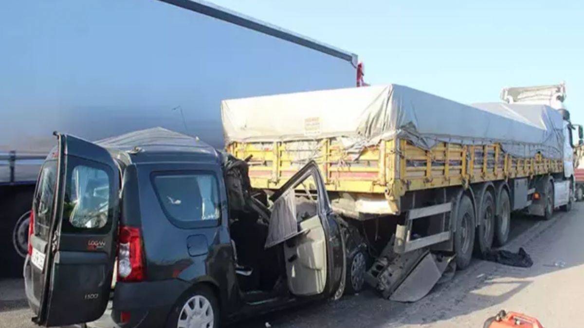 TIR'ın altına girdi: 3 ölü, 1 ağır yaralı