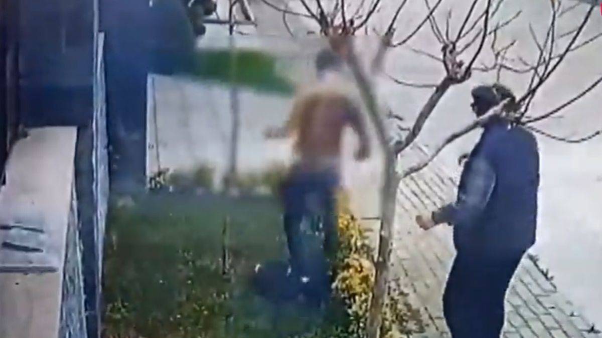 Öldürdüğü arkadaşının cesedini yakarken kendi de yanmış