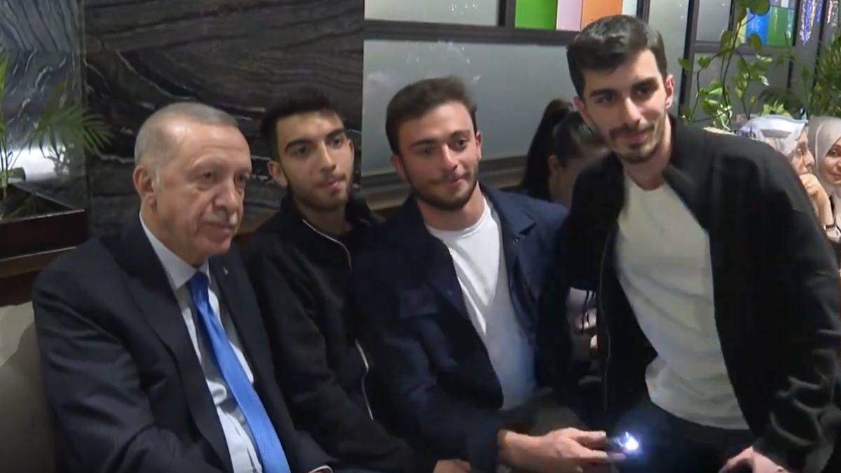 Erdoğan gençlerle kafede bir araya geldi