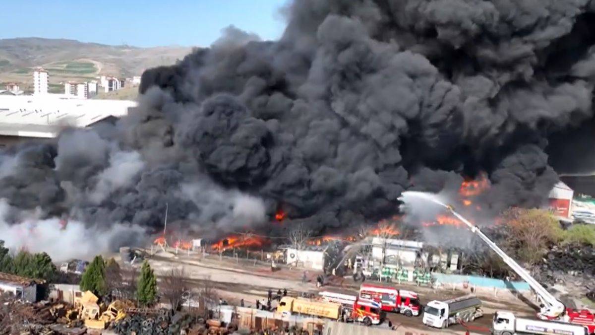 Ankara'da yangın; dev siteyi alevler yuttu