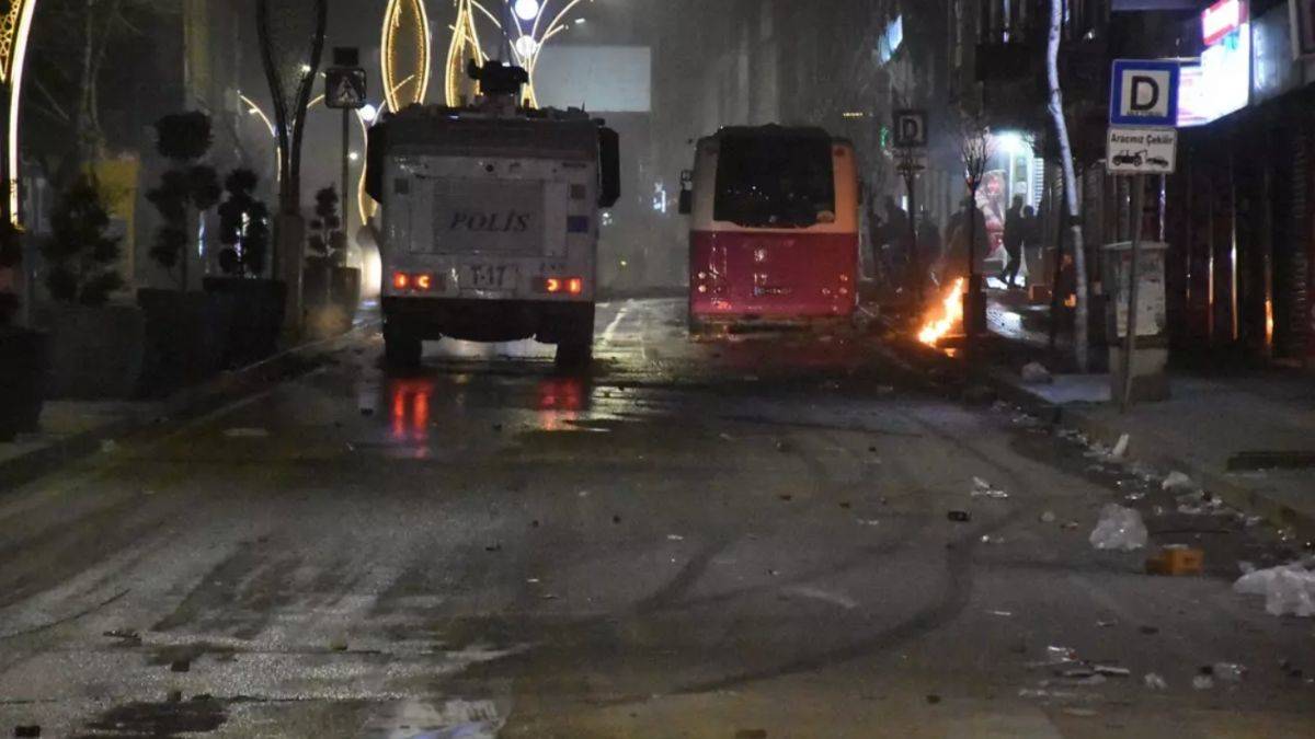 Van'da güvenlik güçlerine taş attılar! Polis gruba müdahale etti