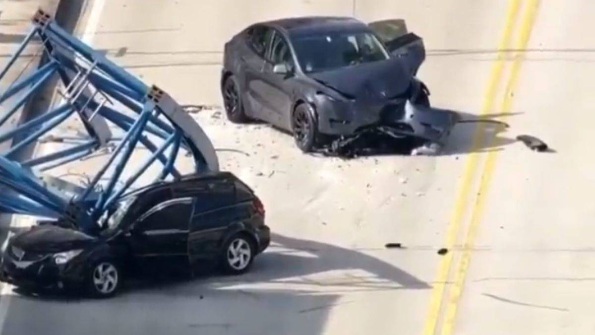 Aniden çöken vinç arabaları ezdi