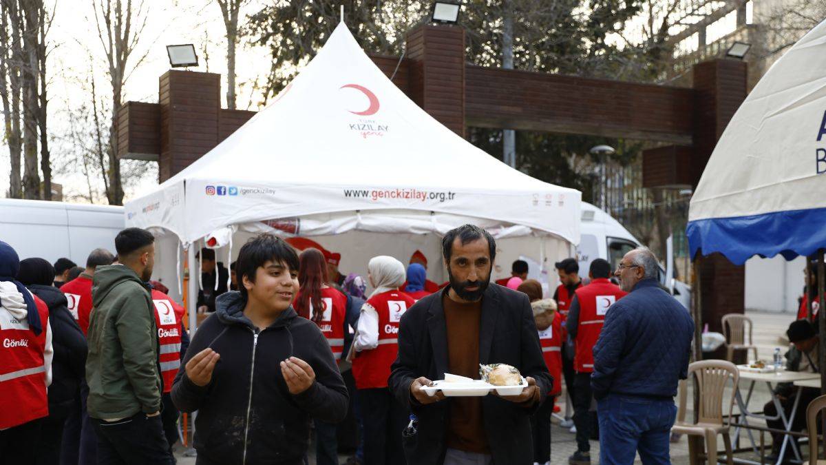 Ramazan bereketi Kızılay'la çoğalıyor! Yardımseverler bayramda Kızılay eliyle destek olıuyor