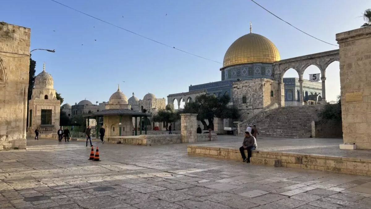 İşgalci İsrail Mescid-i Aksa'da ibadet edenlere saldırdı