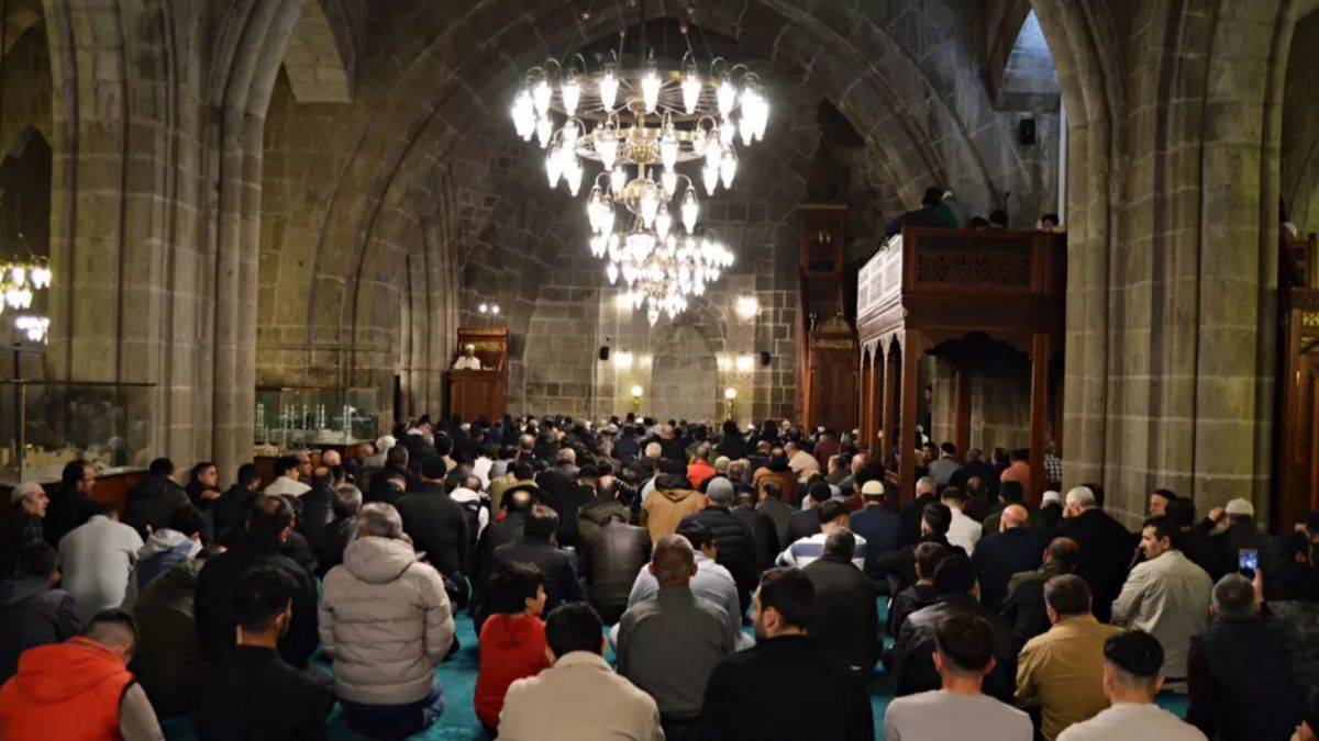 'Bin aydan daha hayırlı' olan Kadir Gecesi dualarla idrak edildi