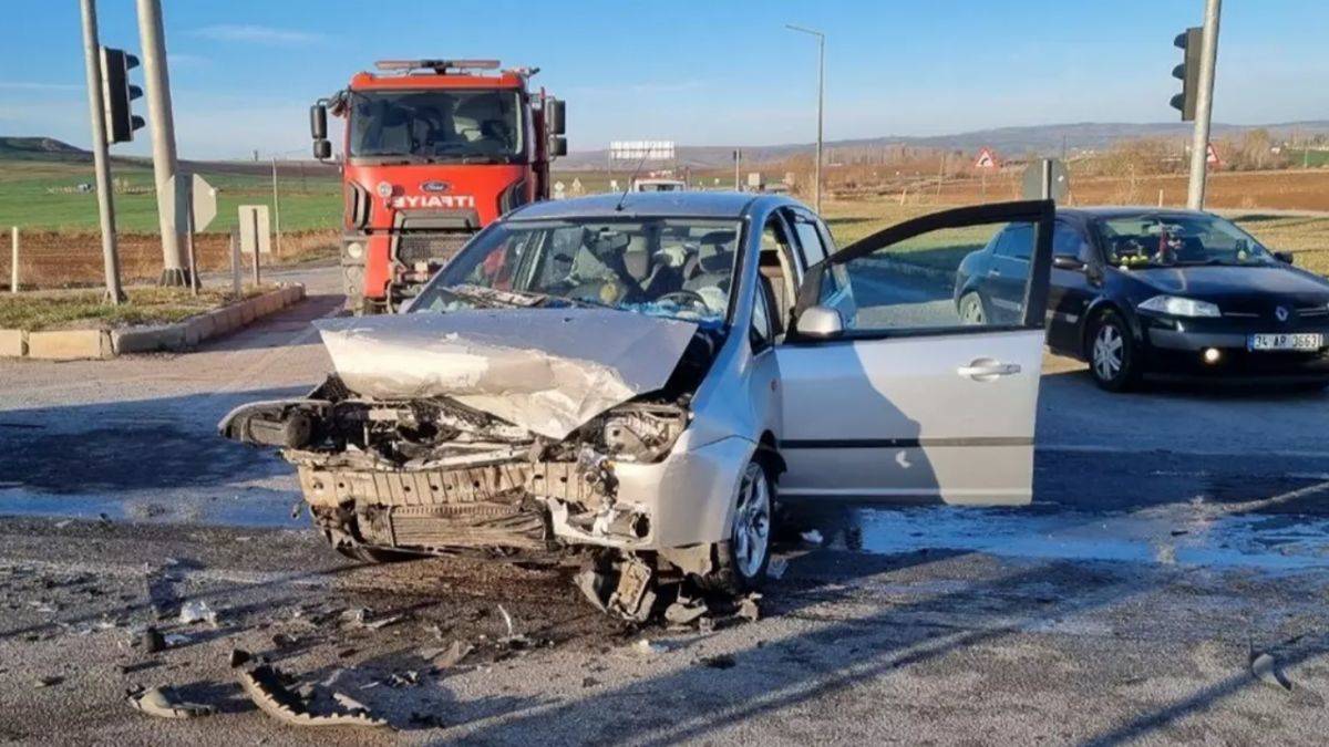 Çorum'da tır ve 2 otomobil çarpıştı