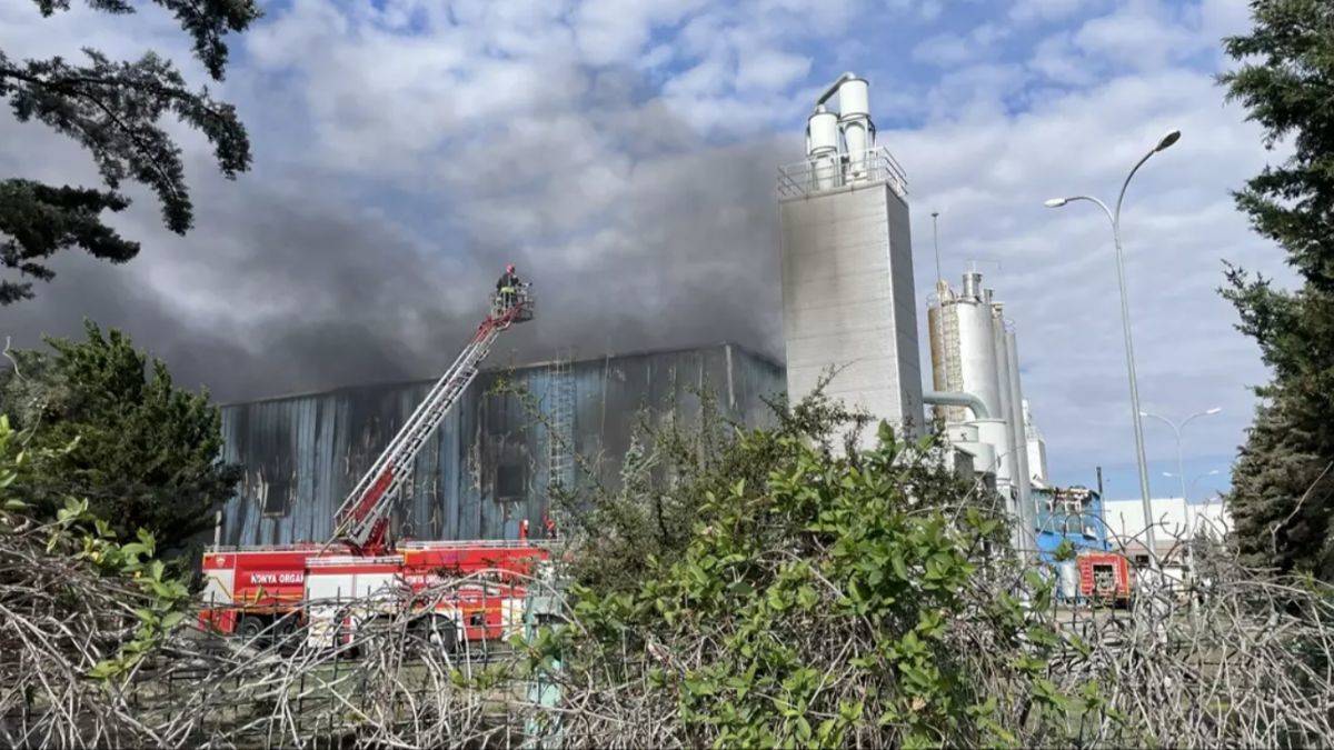 Konya'da fabrikaya ait depoda yangın