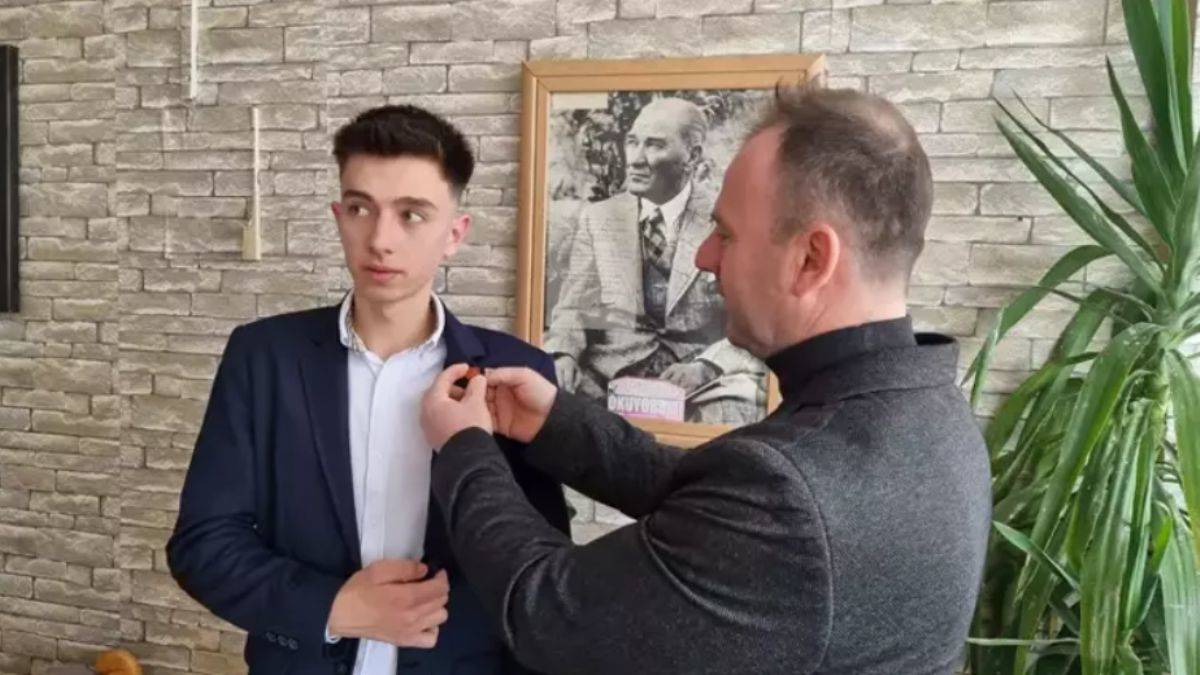 10 aday arasından seçilip 18 yaşında muhtar oldu