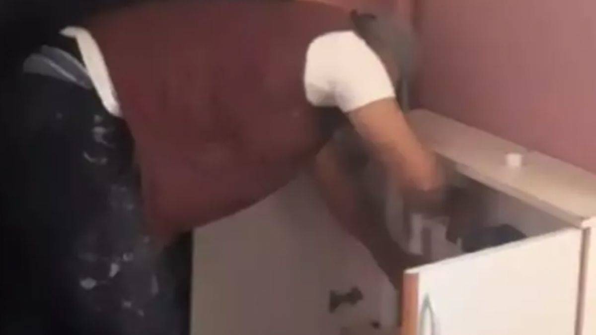 Kiracısını evden çıkarmak için su sayacının borusunu kesti