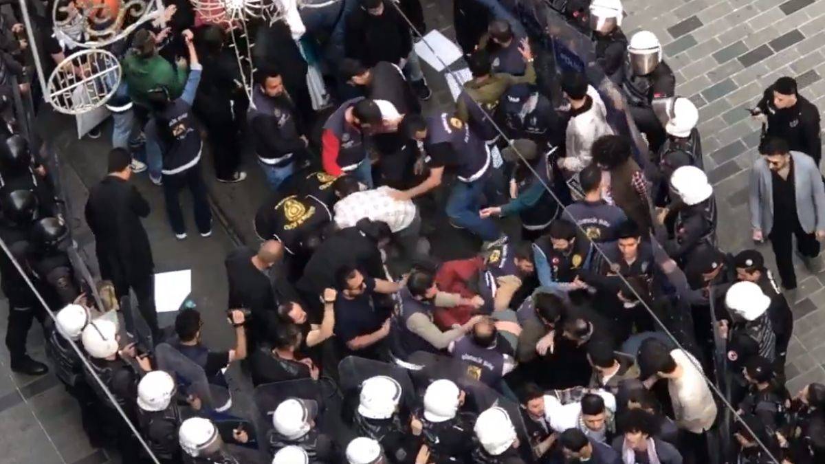 Taksim'de ters kelepçeli, tekmeli tokatlı İsrail protestosu!