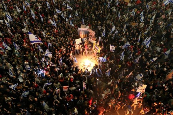 İsrail'de 100 bin kişi Netanyahu ve hükümetini istifaya çağırdı